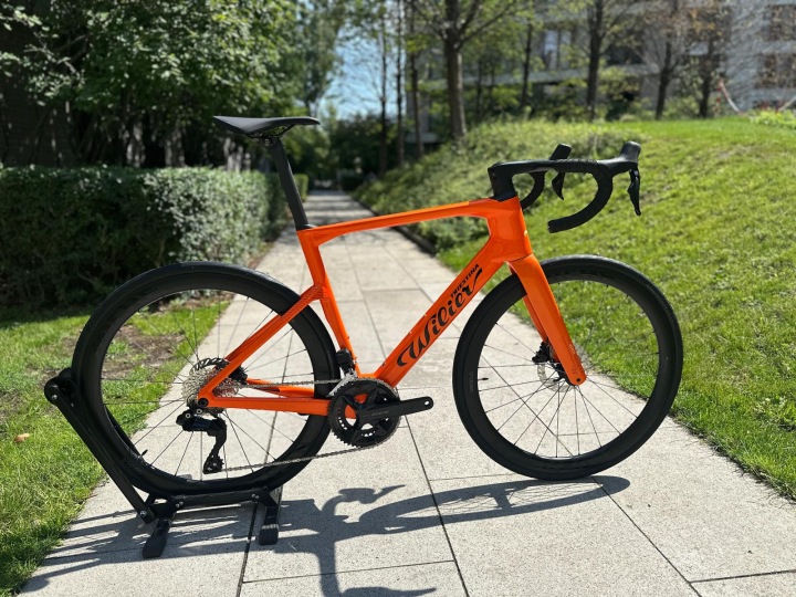 Silniční kolo Wilier Rapida 105 Di2 vel M oranžová karbonová kola ihned